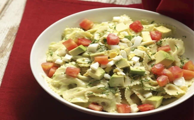 Corbatitas con salsa de palta y hierbabuena